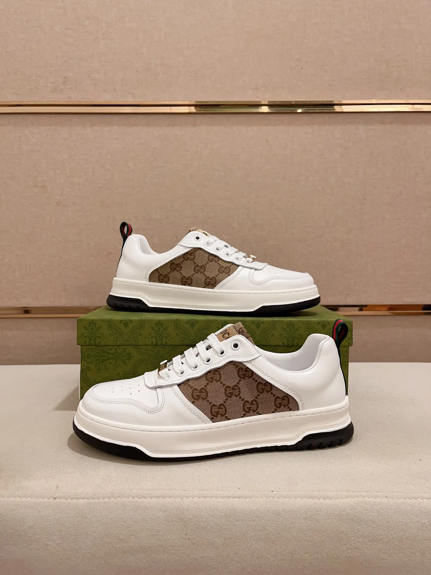Men's clothing and shoes💰:400💰 (GUCCI) The latest model from the official website 🎁🎁Casual and fashionable men's shoes👟, hot style 💥The version is simple and elegant, exclusive for trendy men. Unique official website latest brand elements 👑Gucci original decoration, fashionable and generous, the fabric is original cowhide ✅sheepskin lining, the official website specifies wear-resistant casual outsole, the classic model is taken in kind at the counter🎬38-44 (45 is not returned or exchanged)